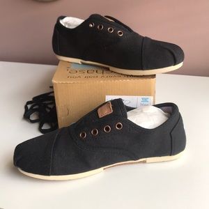 TOMS black canvas shoes - brand new 7.5